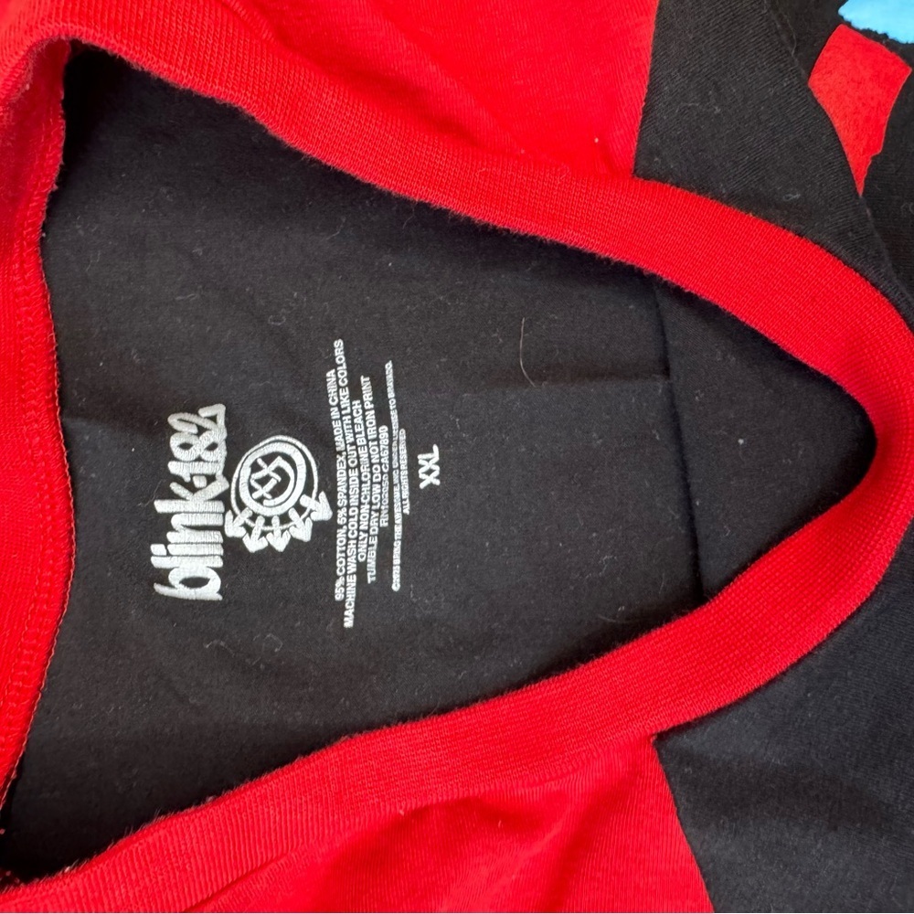 Blink-182 Crop Top Raglan T-Shirt in Black and Red - Picture 2 of 3